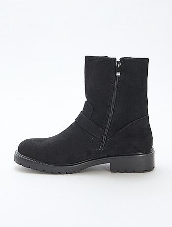 Botins em camurça sintética com fivela