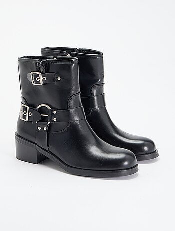 Botins em imitação de pele com fivelas fantasia