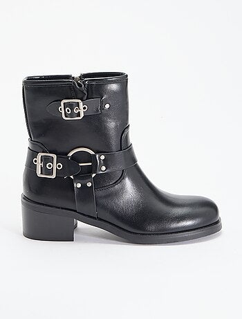Botins em imitação de pele com fivelas fantasia