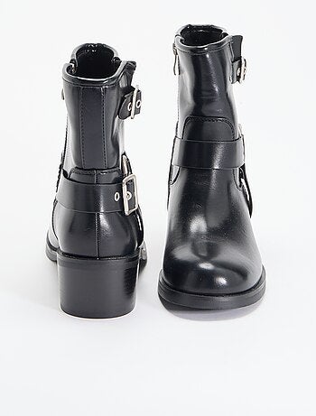 Botins em imitação de pele com fivelas fantasia