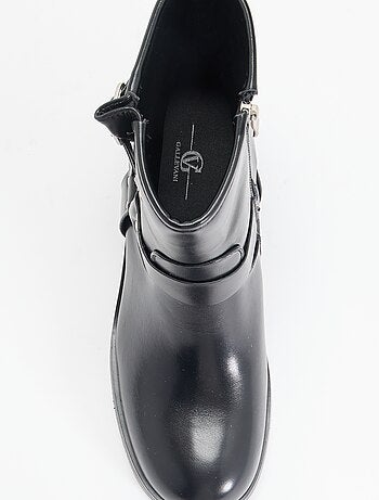 Botins em imitação de pele com fivelas fantasia
