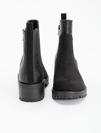 Botins em imitação de pele texturada e camurça