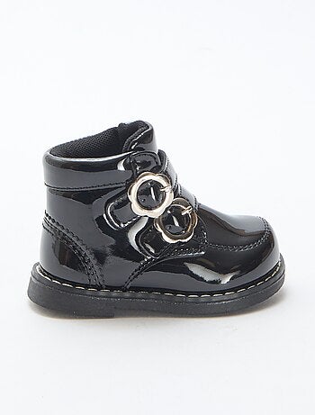 Botins envernizados com velcro