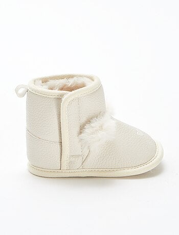 Botins forrados com pompom