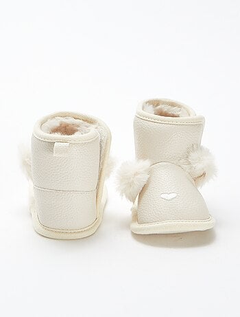 Botins forrados com pompom