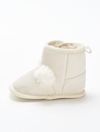 Botins forrados com pompom