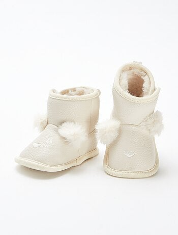 Botins forrados com pompom