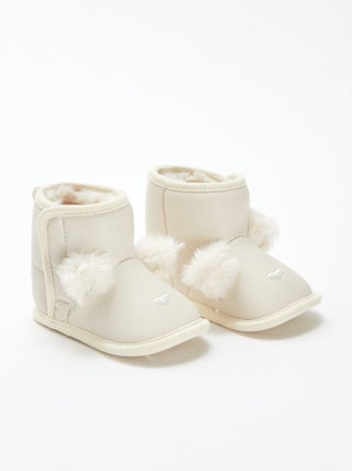 Botins forrados com pompom