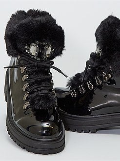 Botins forrados e com verniz 'forro e joia' - Kiabi