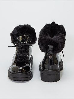 Botins forrados e com verniz 'forro e joia' - Kiabi