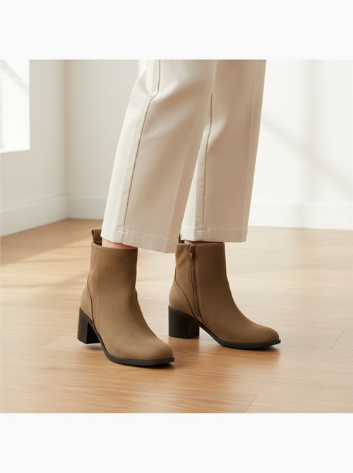 Botins mulher camurça fecho de correr salto bloco 5 cm biqueirão redondo - Kiabi Botins mulher camurça fecho de correr salto bloco 5 cm biqueirão redondo - Kiabi