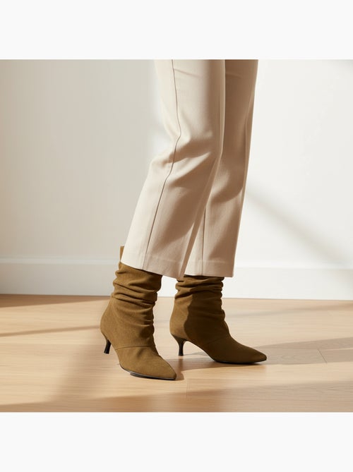 Botins mulher camurça pregueada salto fino 4 cm bico apontado ozabi - Kiabi Botins mulher camurça pregueada salto fino 4 cm bico apontado ozabi - Kiabi