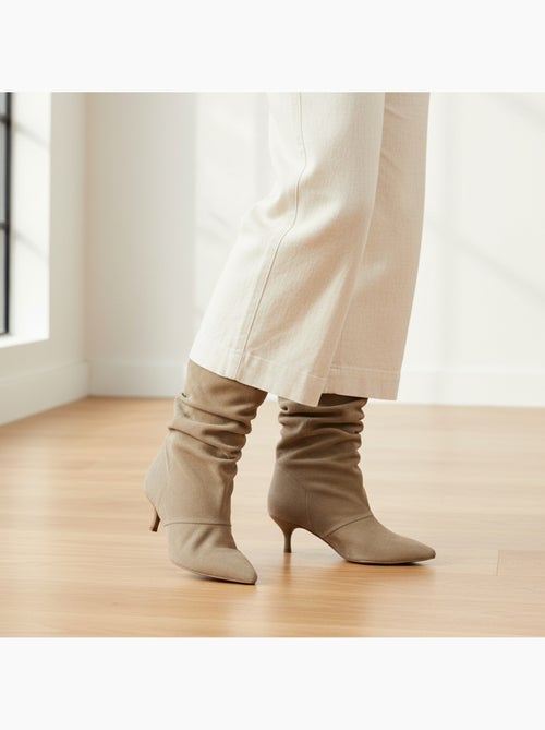 Botins mulher camurça pregueada salto fino 4 cm bico apontado ozabi - Kiabi Botins mulher camurça pregueada salto fino 4 cm bico apontado ozabi - Kiabi
