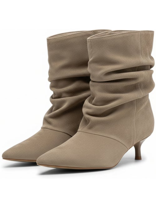 Botins mulher camurça pregueada salto fino 4 cm bico apontado ozabi - Kiabi Botins mulher camurça pregueada salto fino 4 cm bico apontado ozabi - Kiabi