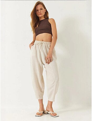 Calça com cintura elástica e virilha descaída com detalhe de bolso lucci