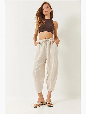 Calça com cintura elástica e virilha descaída com detalhe de bolso lucci