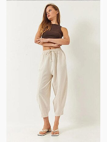 Calça com cintura elástica e virilha descaída com detalhe de bolso lucci