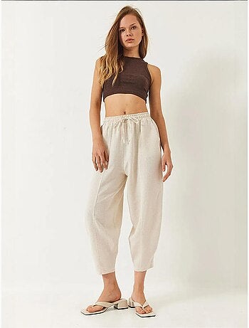 Calça com cintura elástica e virilha descaída com detalhe de bolso lucci