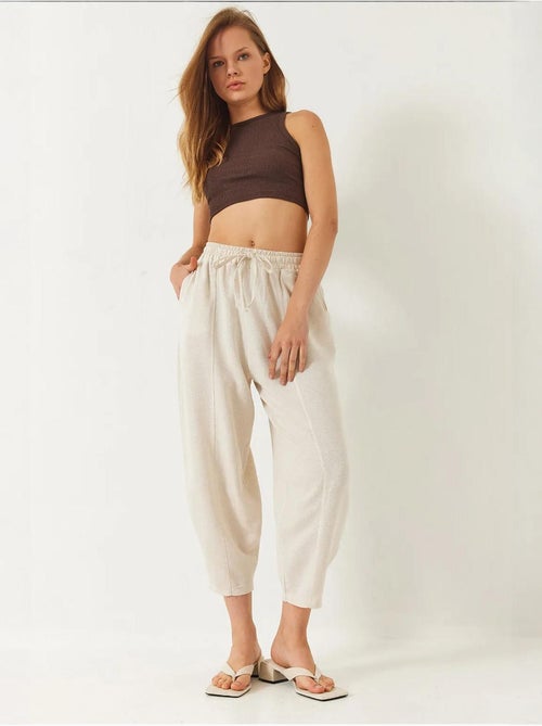 Calça com cintura elástica e virilha descaída com detalhe de bolso lucci - Kiabi Calça com cintura elástica e virilha descaída com detalhe de bolso lucci - Kiabi