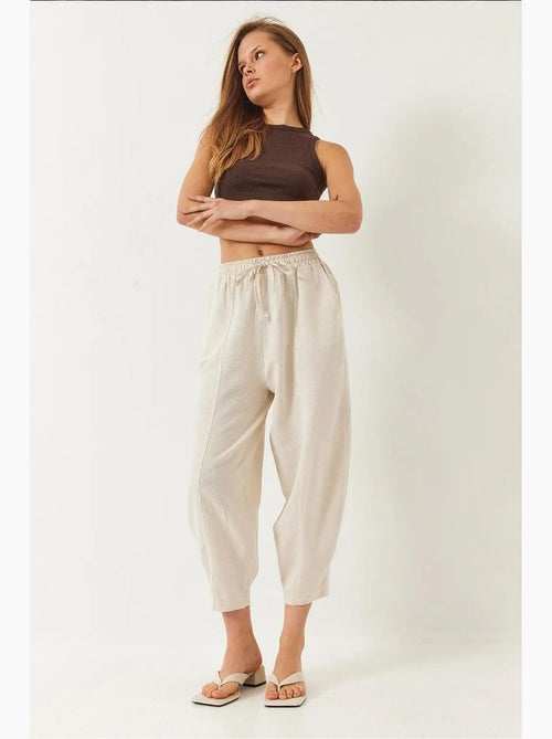 Calça com cintura elástica e virilha descaída com detalhe de bolso lucci - Kiabi Calça com cintura elástica e virilha descaída com detalhe de bolso lucci - Kiabi