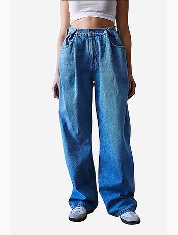 Calça larga com detalhe de botão e cinto lucci