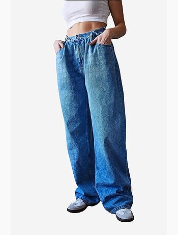 Calça larga com detalhe de botão e cinto lucci
