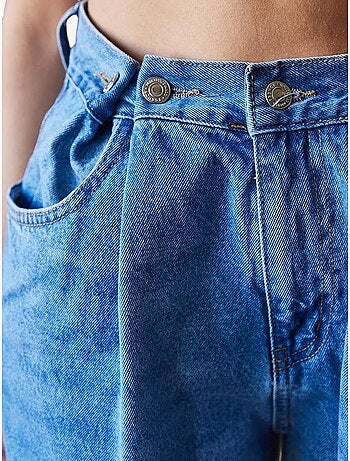 Calça larga com detalhe de botão e cinto lucci
