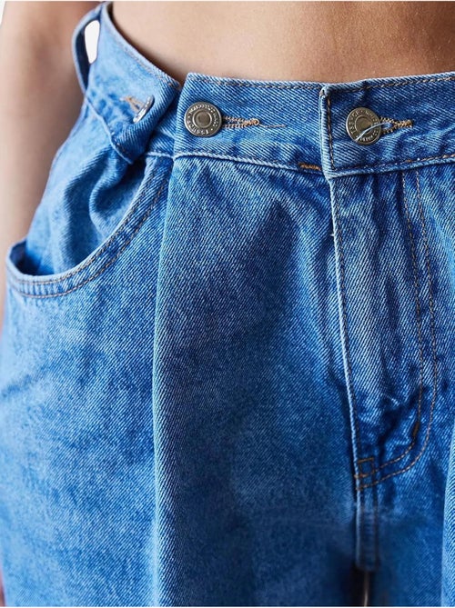 Calça larga com detalhe de botão e cinto lucci - Kiabi Calça larga com detalhe de botão e cinto lucci - Kiabi