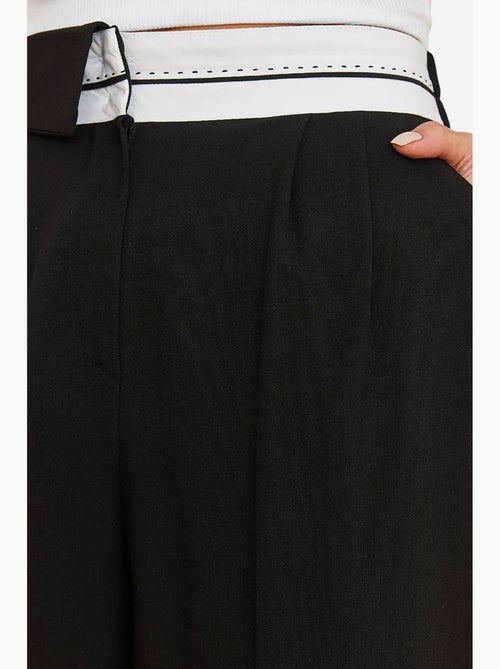 Calça palazzo com perna larga e cintura assimétrica e botões lucci - Kiabi Calça palazzo com perna larga e cintura assimétrica e botões lucci - Kiabi
