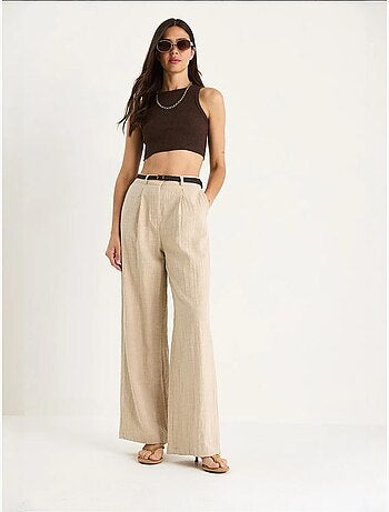 Calça palazzo de linho com cinto de palha e detalhe de bolso lucci