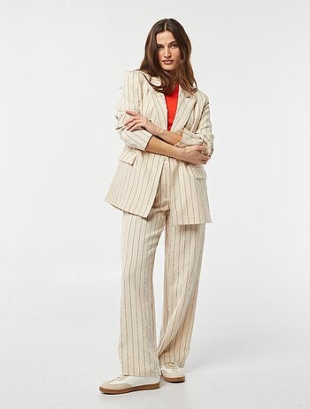 Calças às riscas com pinças