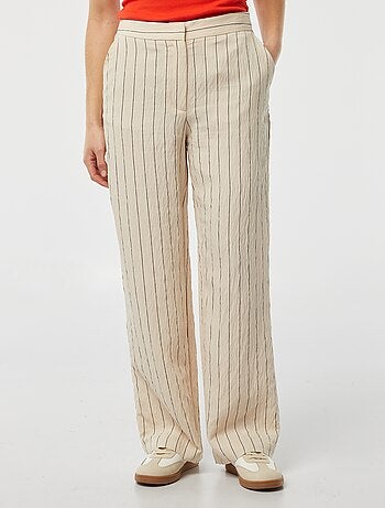 Calças às riscas com pinças