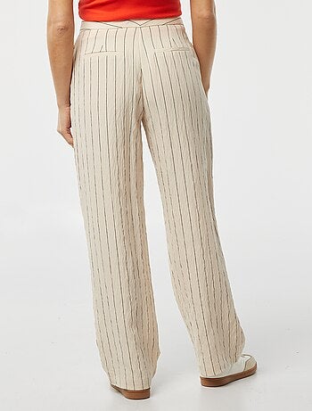 Calças às riscas com pinças