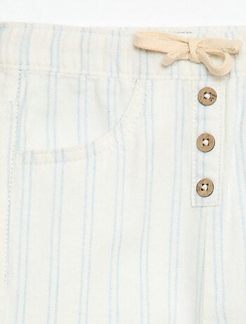 Calças brancas com riscas finas