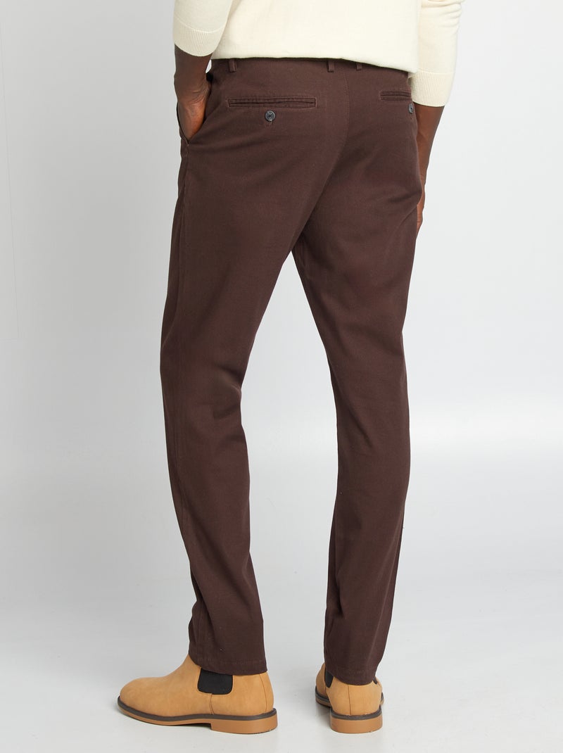 Calças chino de sarja com corte slim CASTANHO - Kiabi