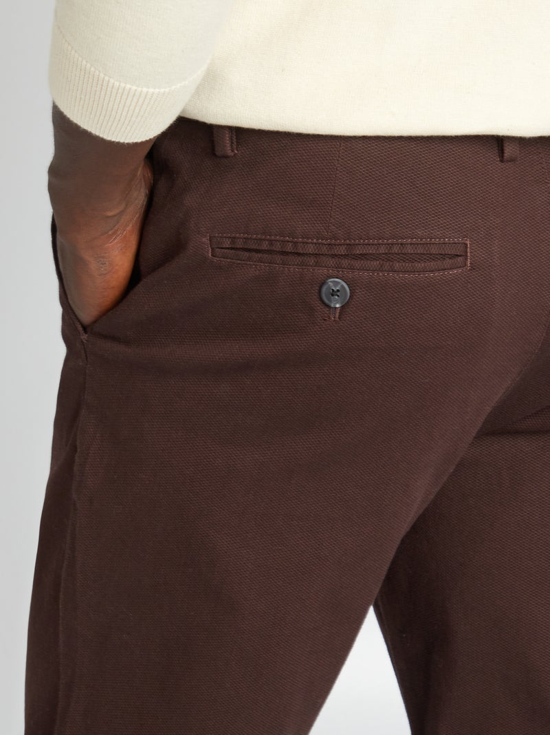 Calças chino de sarja com corte slim CASTANHO - Kiabi