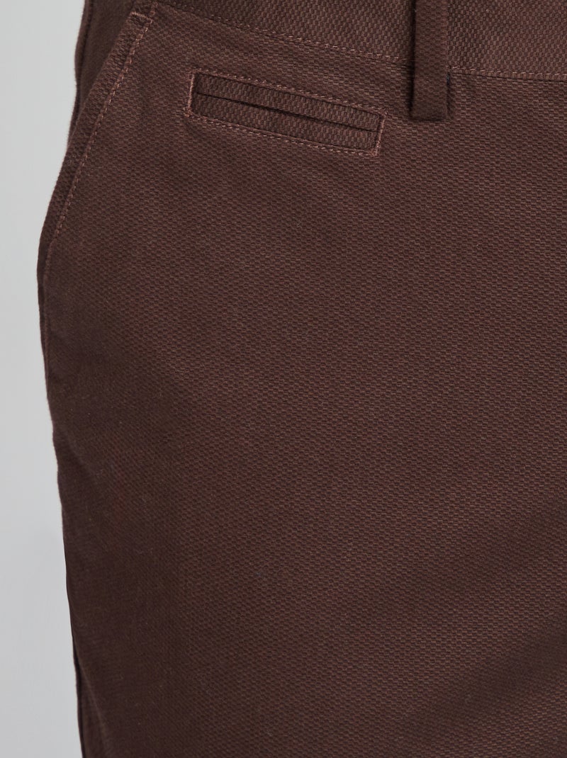 Calças chino de sarja com corte slim CASTANHO - Kiabi