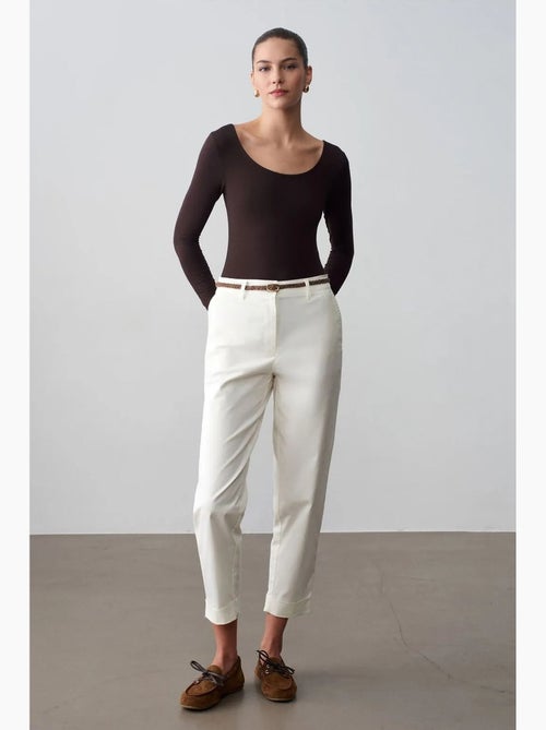 Calças chino retas com cinto gabardine dilvin - Kiabi Calças chino retas com cinto gabardine dilvin - Kiabi