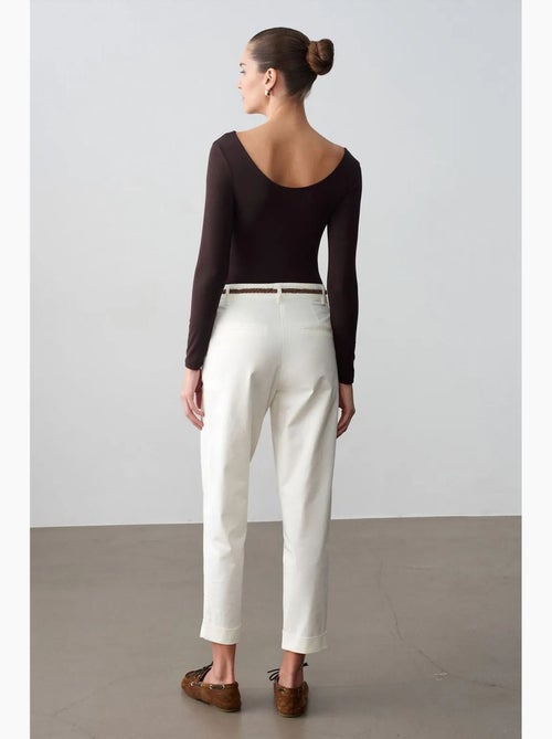 Calças chino retas com cinto gabardine dilvin - Kiabi Calças chino retas com cinto gabardine dilvin - Kiabi