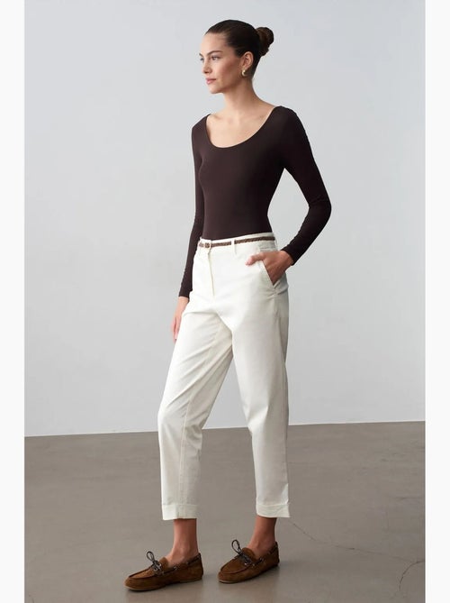 Calças chino retas com cinto gabardine dilvin - Kiabi Calças chino retas com cinto gabardine dilvin - Kiabi