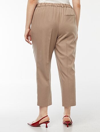 Calças cigarette que abrem com colchete e fecho