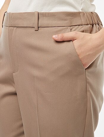 Calças cigarette que abrem com colchete e fecho