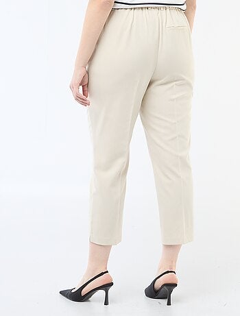 Calças cigarette que abrem com colchete e fecho