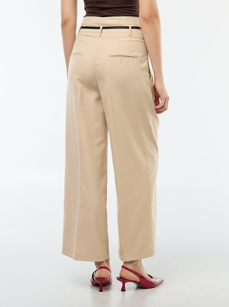 Calças city de corte largo com cinto fino Bege - Kiabi