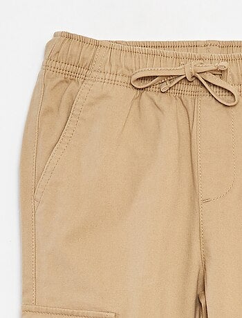 Calças com bolsos e cós ajustável