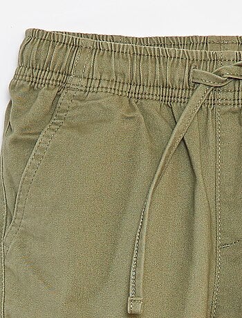 Calças com bolsos e cós ajustável