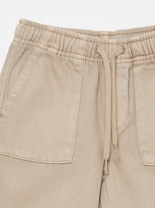 Calças com bolsos retangulares - Corte + ajustado - Kiabi