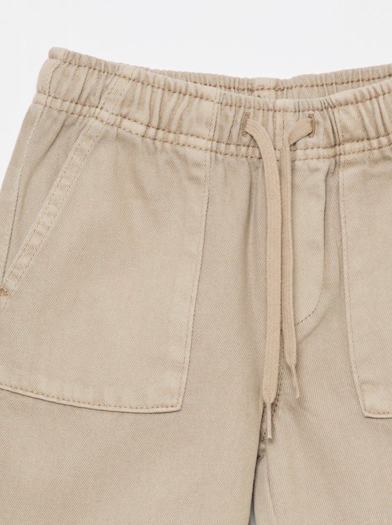 Calças com bolsos retangulares - Corte + ajustado Bege - Kiabi