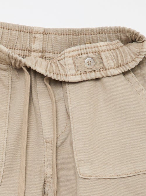 Calças com bolsos retangulares - Corte + ajustado - Kiabi