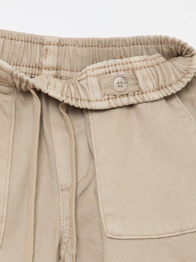 Calças com bolsos retangulares - Corte + ajustado Bege - Kiabi